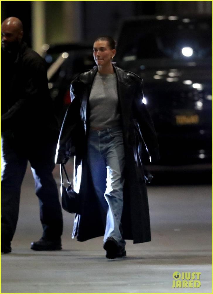 Justin Bieber mặc đồ luộm thuộm đi ăn tối cùng vợ-6