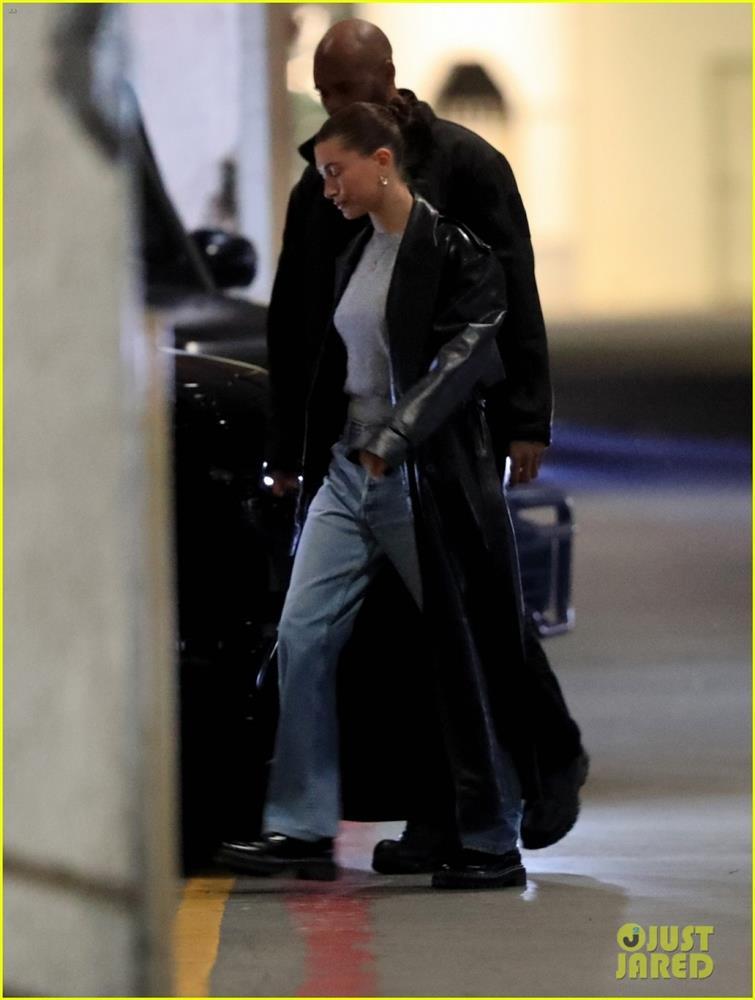 Justin Bieber mặc đồ luộm thuộm đi ăn tối cùng vợ-8