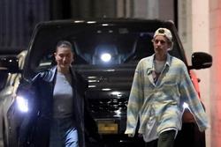 Justin Bieber mặc đồ luộm thuộm đi ăn tối cùng vợ