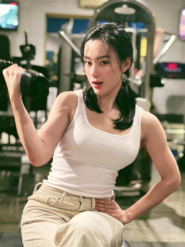 Angela Phương Trinh khoe cơ bắp khi chụp áo yếm thục nữ-12