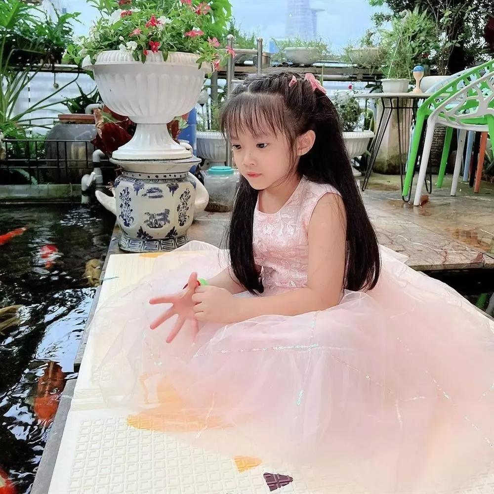 Con gái Diệp Lâm Anh mặc đồ của mẹ nhìn cực hài-4