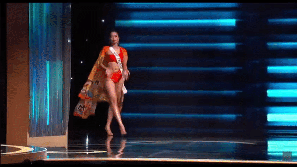 Ngọc Châu gây tranh cãi vì tay múa hoa sen khi catwalk ở Miss Universe-1