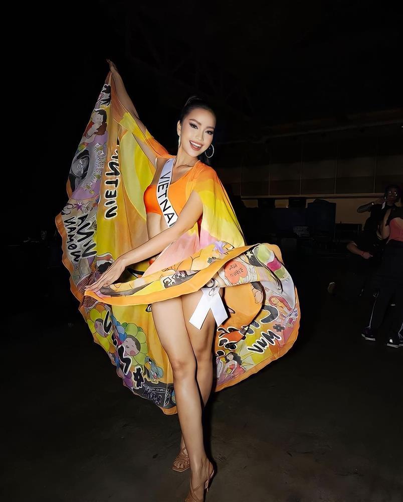 Ngọc Châu gây tranh cãi vì tay múa hoa sen khi catwalk ở Miss Universe-5