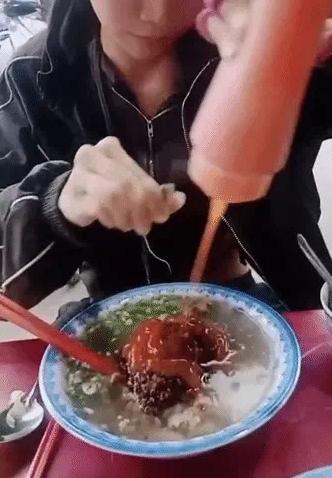 Ăn hủ tiếu chan tương ớt, cô gái khiến nhiều người rùng mình-2