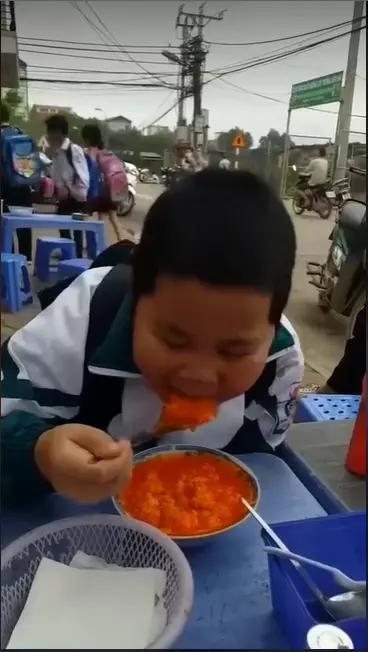 Ăn hủ tiếu chan tương ớt, cô gái khiến nhiều người rùng mình-5