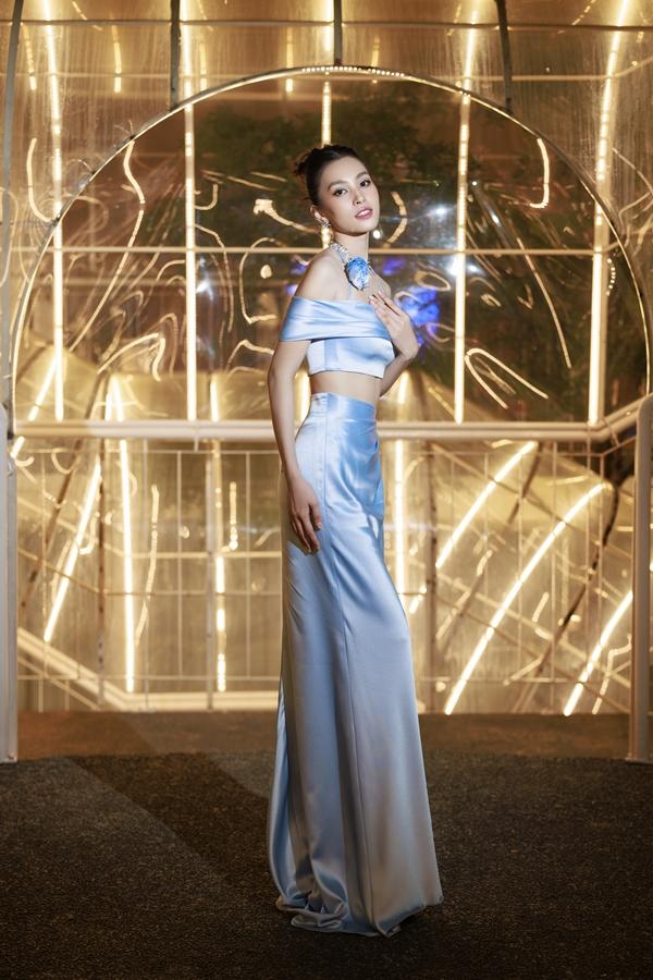 Hoa hậu Tiểu Vy giữ dáng theo phong cách thuận theo ý trời-1