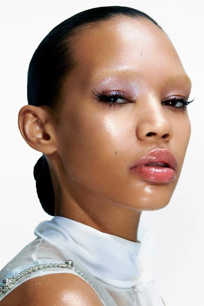 Đính đá lên mặt, tẩy lông mày và những kiểu làm đẹp đang là xu hướng-1