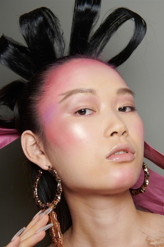 Đính đá lên mặt, tẩy lông mày và những kiểu làm đẹp đang là xu hướng-2