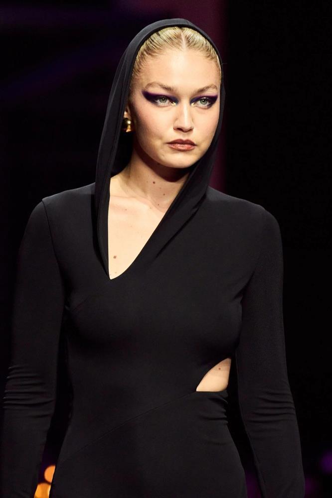 Đính đá lên mặt, tẩy lông mày và những kiểu làm đẹp đang là xu hướng-4