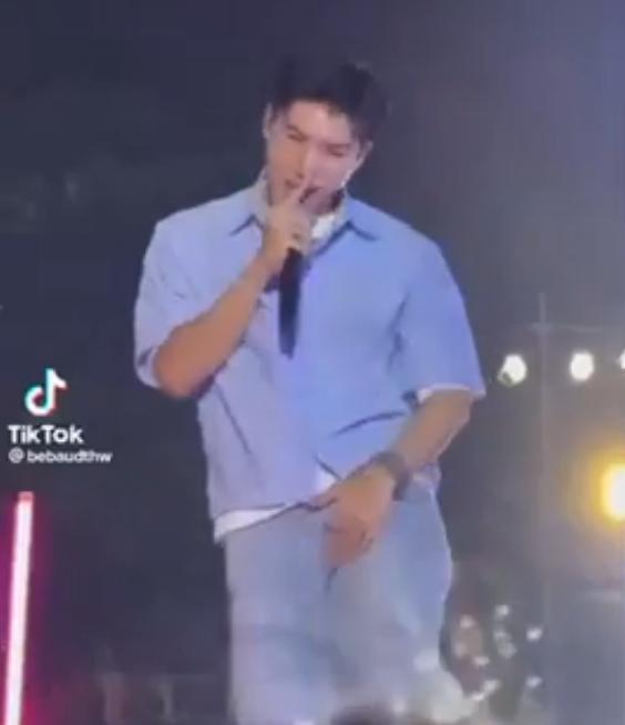 HIEUTHUHAI gây tranh cãi khi liên tục cà hẩy trên sân khấu-2