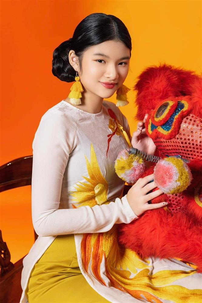 Con gái Trương Ngọc Ánh mặc áo dài đôi với mẹ, dung nhan hệt bố-1