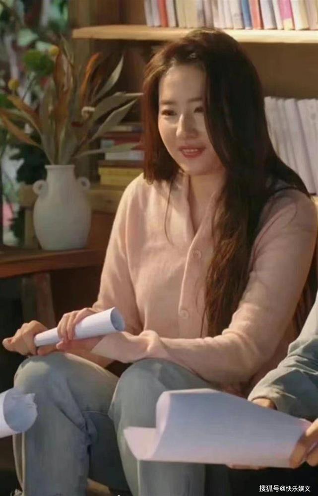 Lưu Diệc Phi và những lần gây xôn xao vóc dáng-1