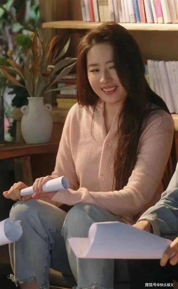 Lưu Diệc Phi và những lần gây xôn xao vóc dáng-2