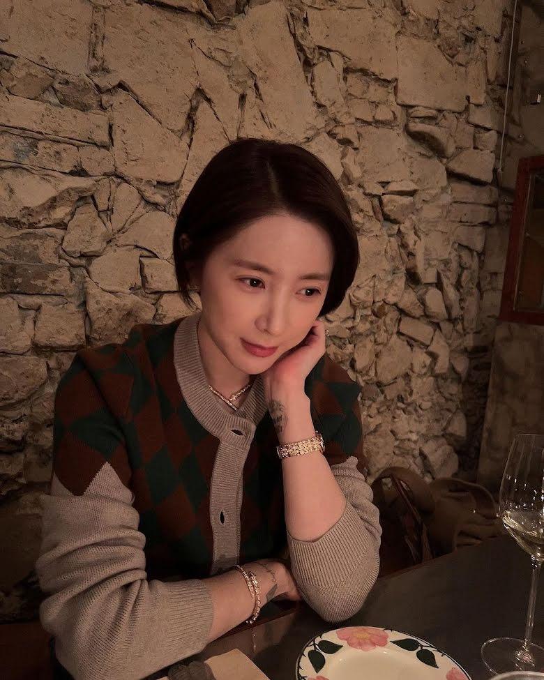 Thông báo tin kết hôn, nữ ca sĩ bạo hành nhân viên bị mắng tơi tả-3