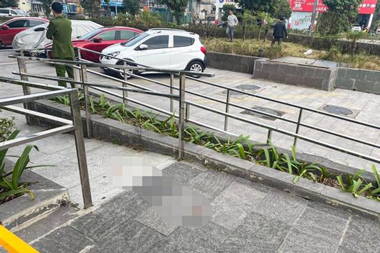 Nhân viên ngân hàng rơi từ tầng 24 chung cư