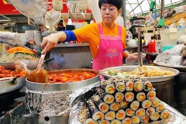 Chủ quán ăn quỳ gối xin lỗi thực khách vì tiệm quá đông không kịp phục vụ-4