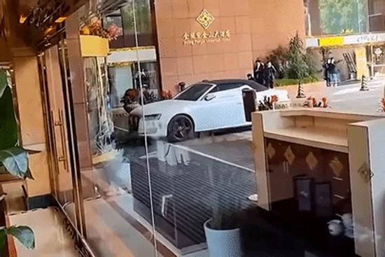Cãi nhau với nhân viên khách sạn, du khách lao ô tô vào quầy lễ tân