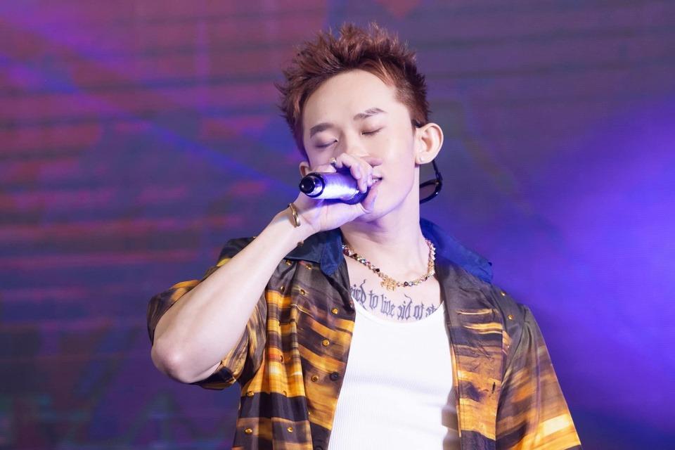 Đang dính tranh chấp, Kay Trần vẫn hát Tết Đong Đầy ở mọi nơi-1