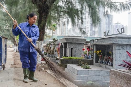 Nghề 'lau dọn nhà cho người đã khuất' ở Hà Nội tất bật cận Tết