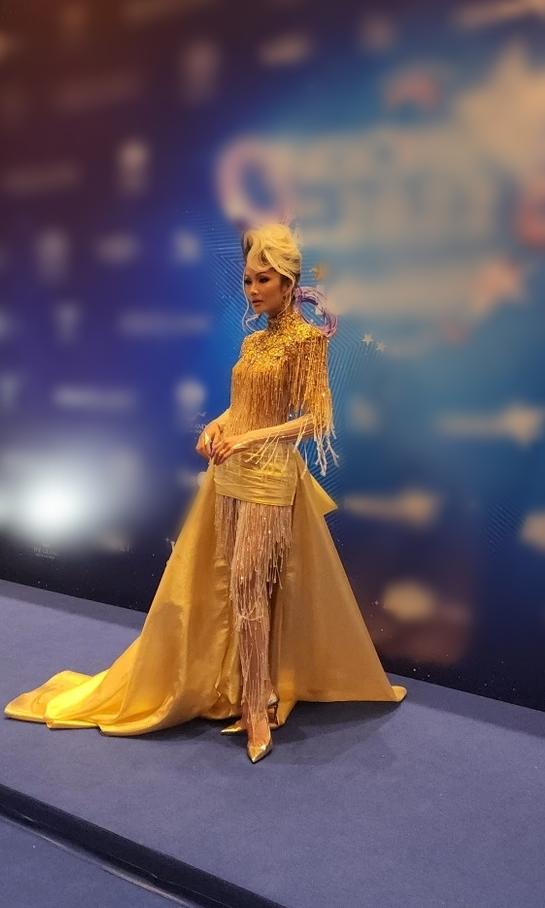 HHen Niê gây tranh cãi với bộ đầm nửa váy nửa quần như cây tài lộc-4