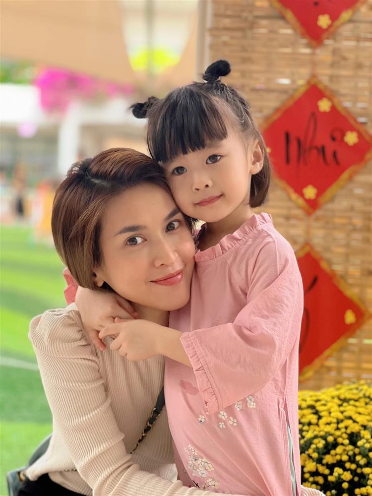 Showbiz Việt ngày 13/1: Thiện Nhân e ấp bên người yêu đồng giới-9