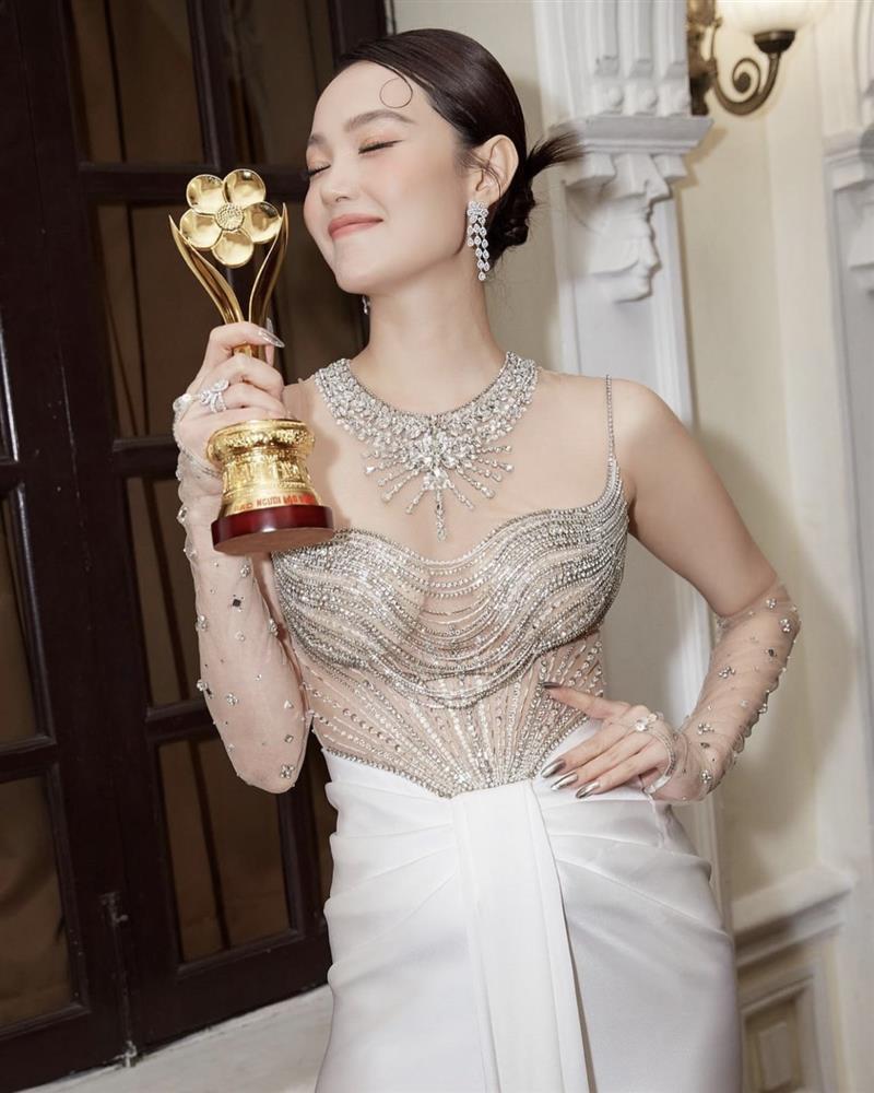 Minh Hằng lộ khuyết điểm khi đụng hàng Hoa hậu Tiểu Vy-1