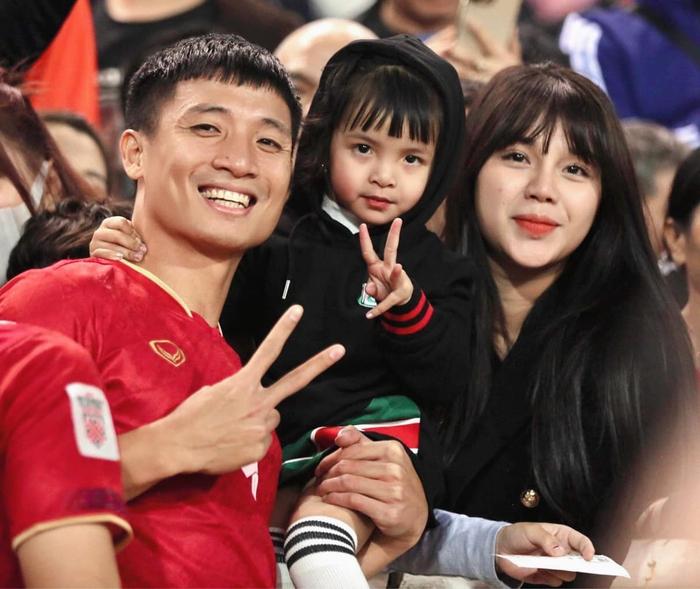 Nửa kia làm hậu phương vững chắc các cầu thủ tuyển Việt Nam-3