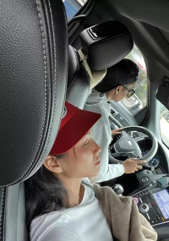 Thực hư hình ảnh HHen Niê được bạn trai tháp tùng đi tỉnh-1