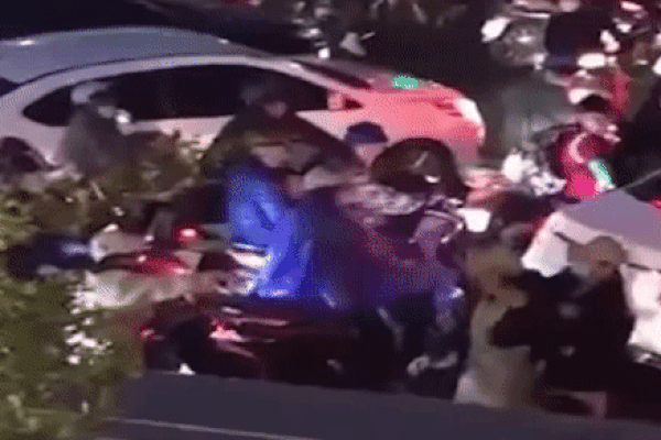 Danh tính dân phòng quát nạt, tấn công phụ nữ ở phố Hào Nam