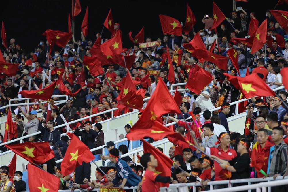 WAGs Việt và dàn hotgirl chất lượng trên sân cổ vũ Việt Nam-1