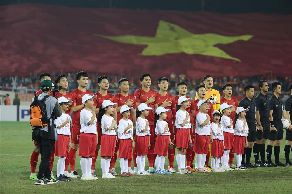 WAGs Việt và dàn hotgirl chất lượng trên sân cổ vũ Việt Nam-3