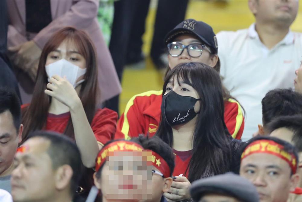 WAGs Việt và dàn hotgirl chất lượng trên sân cổ vũ Việt Nam-4