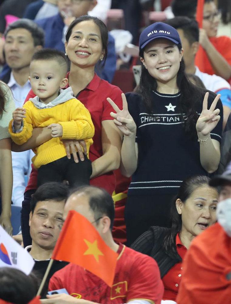 WAGs Việt và dàn hotgirl chất lượng trên sân cổ vũ Việt Nam-7