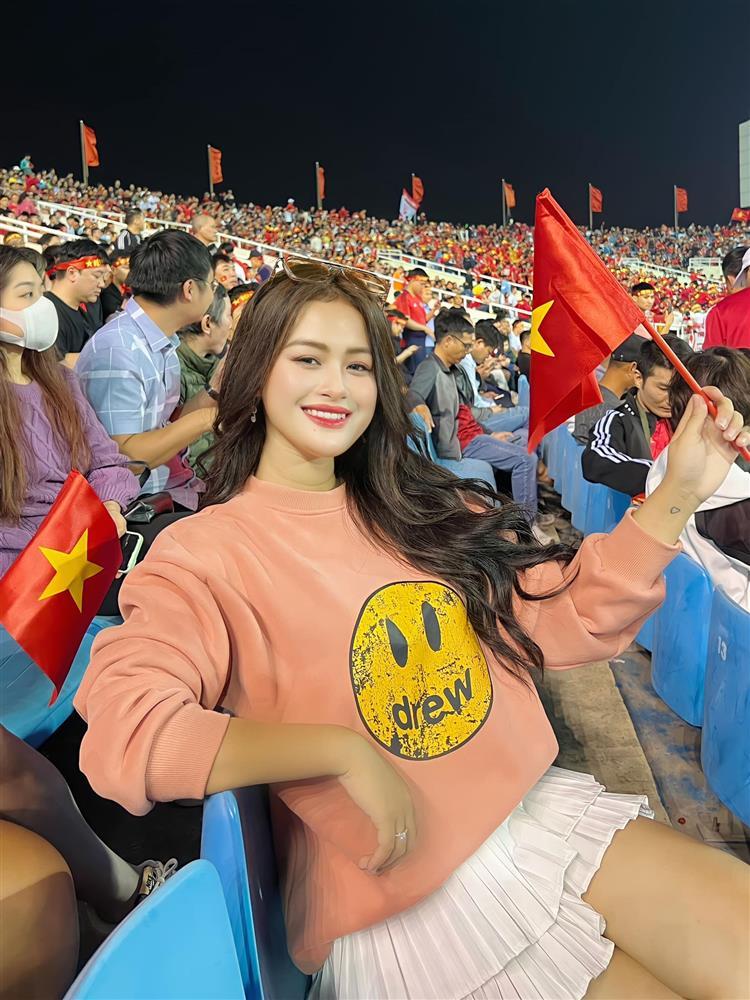 WAGs Việt và dàn hotgirl chất lượng trên sân cổ vũ Việt Nam-10