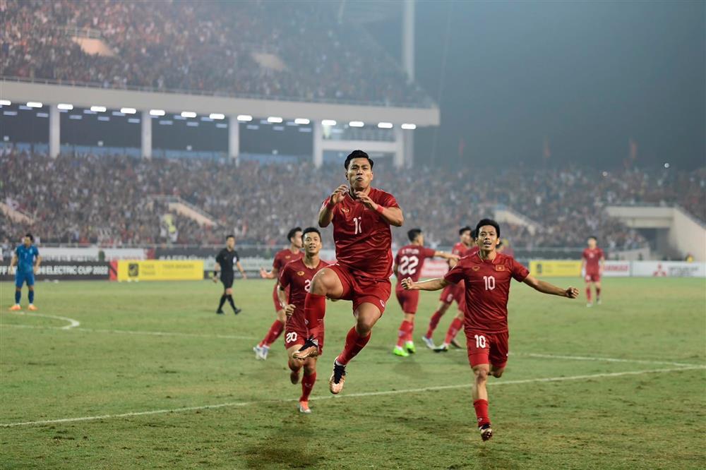 Ảnh đắt giá cách ăn mừng trái ngược của Văn Thanh - Tiến Linh-8