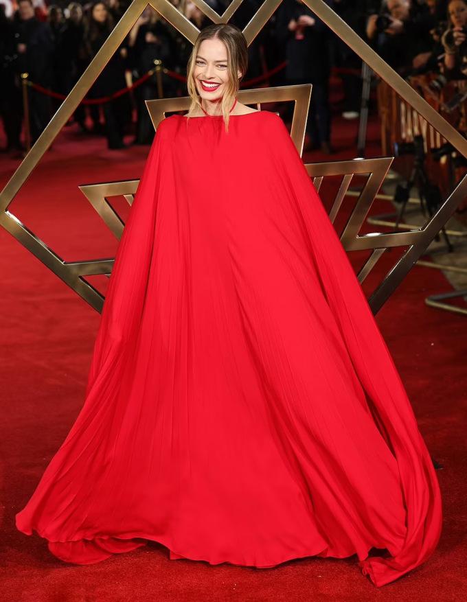 Bom sex Margot Robbie bị chế giễu mặc váy như rèm cửa-2