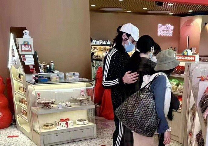 Con trai trùm xã hội đen chăm sóc vợ con sau tin ngoại tình-1