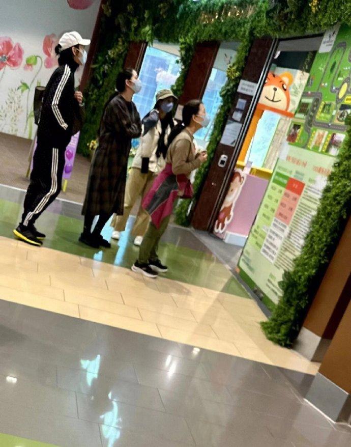 Con trai trùm xã hội đen chăm sóc vợ con sau tin ngoại tình-2