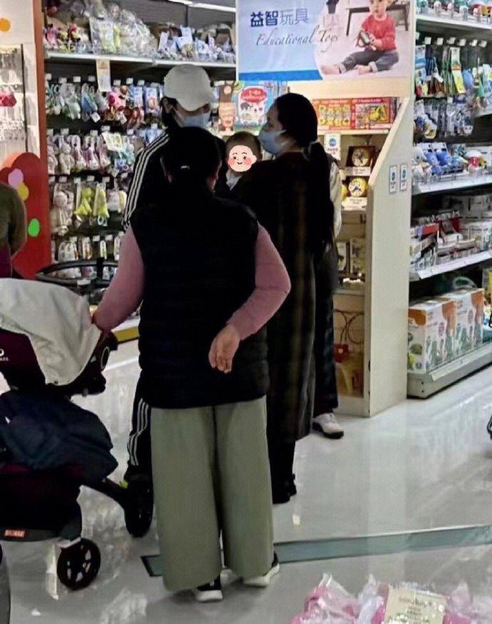 Con trai trùm xã hội đen chăm sóc vợ con sau tin ngoại tình-4