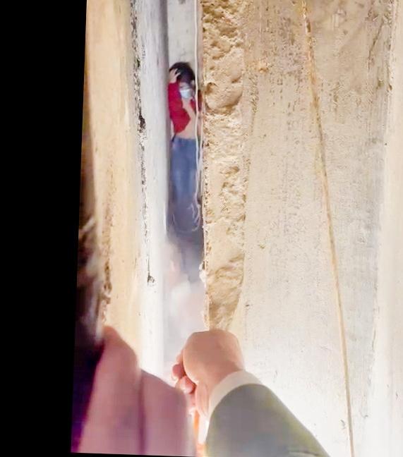 Thót tim cứu bé gái 9 tuổi kẹt giữa khe tường hẹp 25cm-1