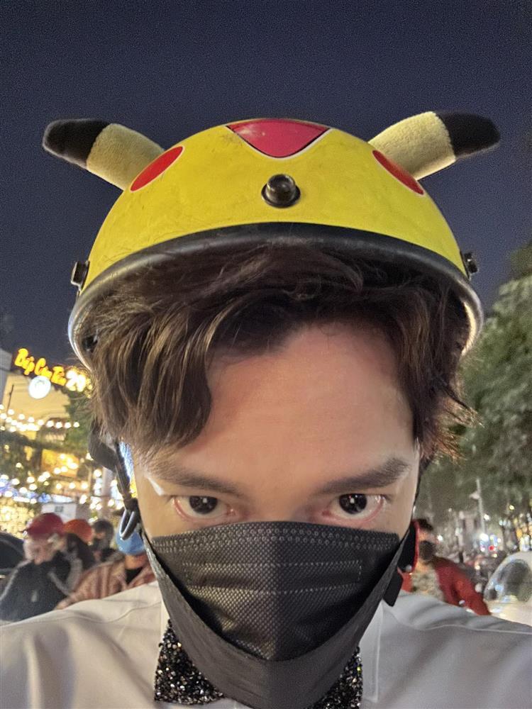 Tóm gọn cảnh Ngô Kiến Huy đi xe ôm, mũ Pikachu nổi nhất phố-1