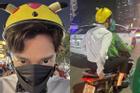 'Tóm gọn' cảnh Ngô Kiến Huy đi xe ôm, mũ Pikachu nổi nhất phố