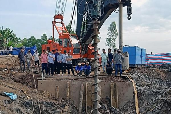 Chuẩn bị rút ống vách ở hiện trường bé trai rơi xuống trụ bê tông-2