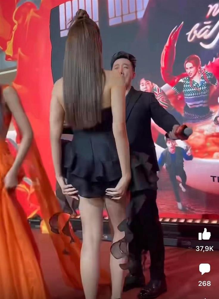 Trương Quỳnh Anh lấy tay che chắn vì mặc váy ngắn bước lên sân khấu-1