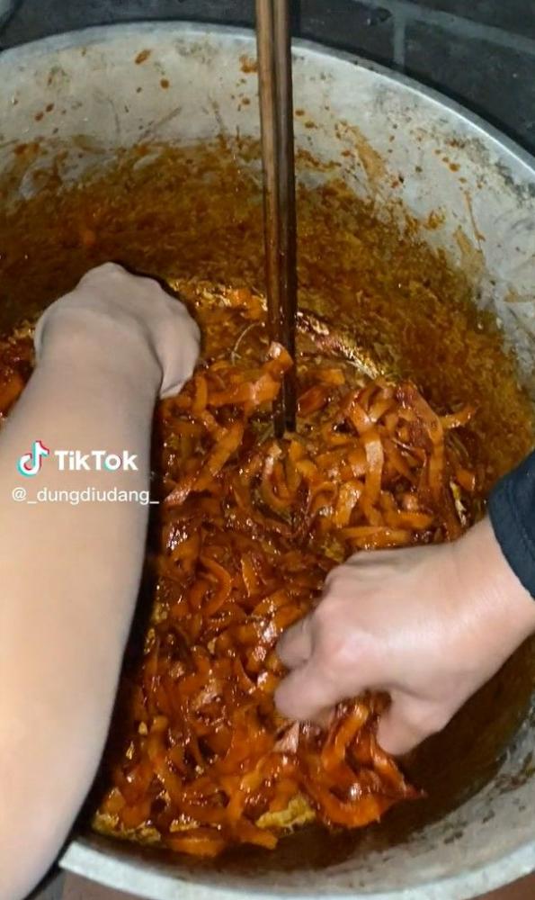 Cô gái trổ tài làm mứt dừa ăn Tết và cái kết ai cũng hoang mang-1