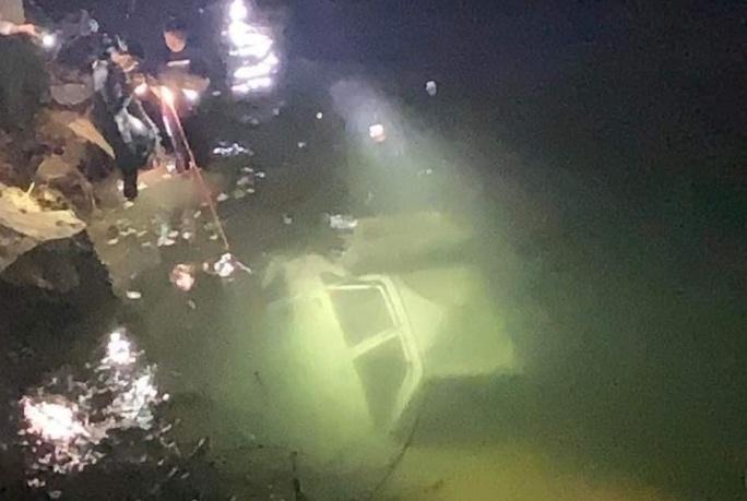 Tình tiết bất ngờ thi thể người chồng trong ô tô dưới sông Đà-1
