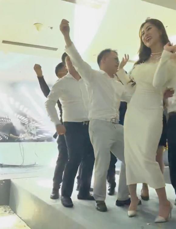 Shark Bình và Phương Oanh quấn nhau không rời trên sàn nhảy-3