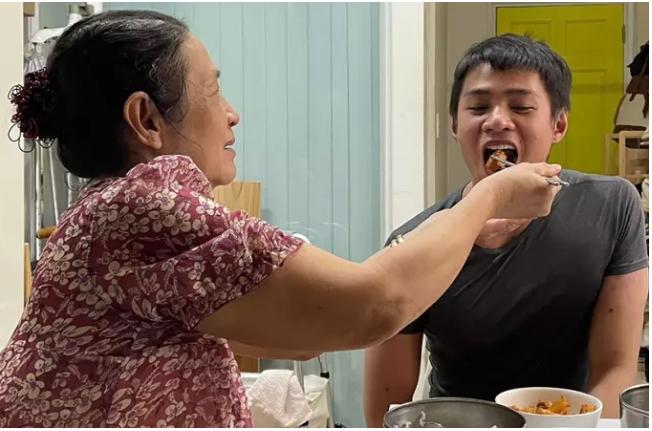 Người mẫu đang chiến đấu với u não báo tin bố qua đời-3