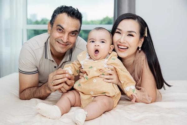 Võ Hạ Trâm và chồng doanh nhân Ấn Độ đưa con gái du xuân-8