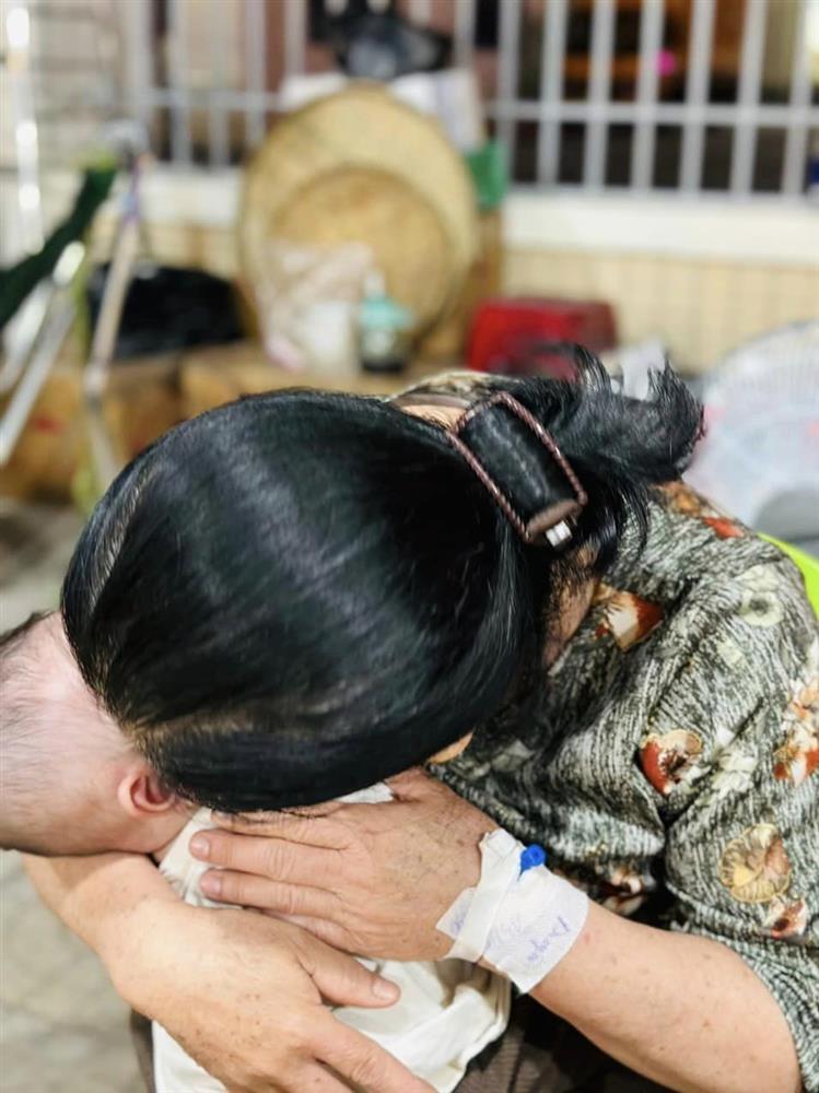 Mẹ vợ Lê Dương Bảo Lâm trốn viện về thăm cháu ngoại-3